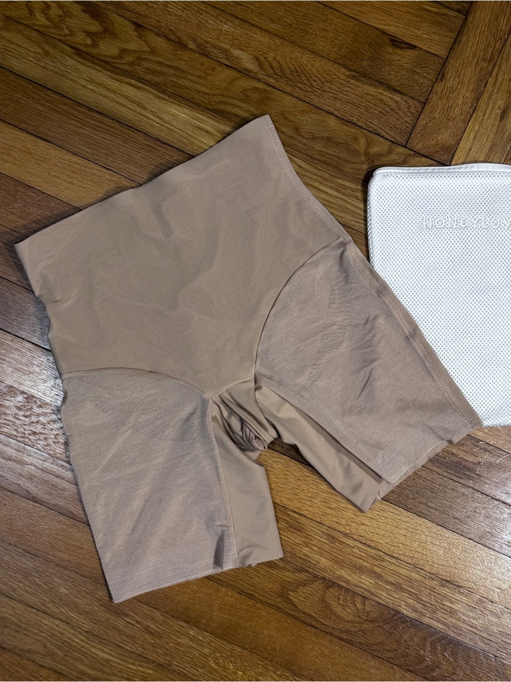 Honeylove mid-Waist Short in Sand Shaping Shorts